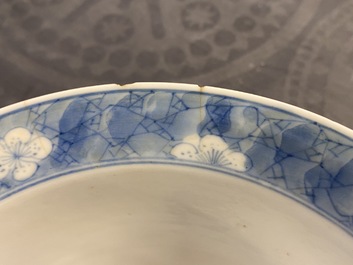 Twee Chinese blauw-witte klapmuts kommen, Kangxi